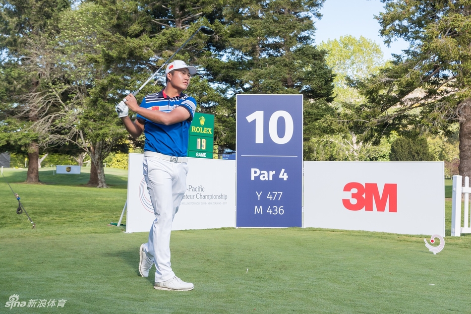 澳大利亚韩裔选手李珉宇在果岭上仔细观察推杆线路，神情专注。