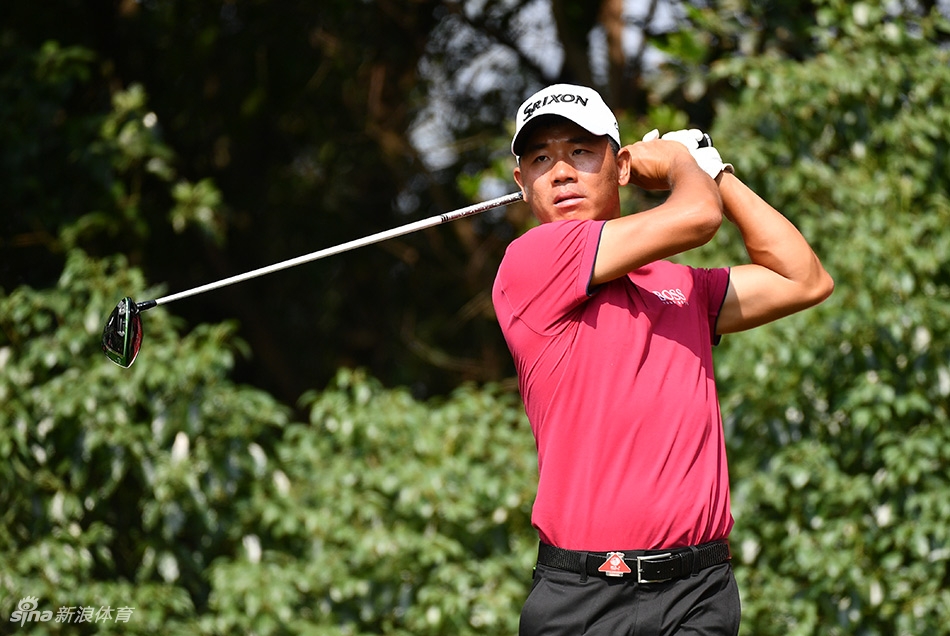 中国选手吴阿顺在果岭边优雅切球，球划过一道精准的弧线飞向旗杆