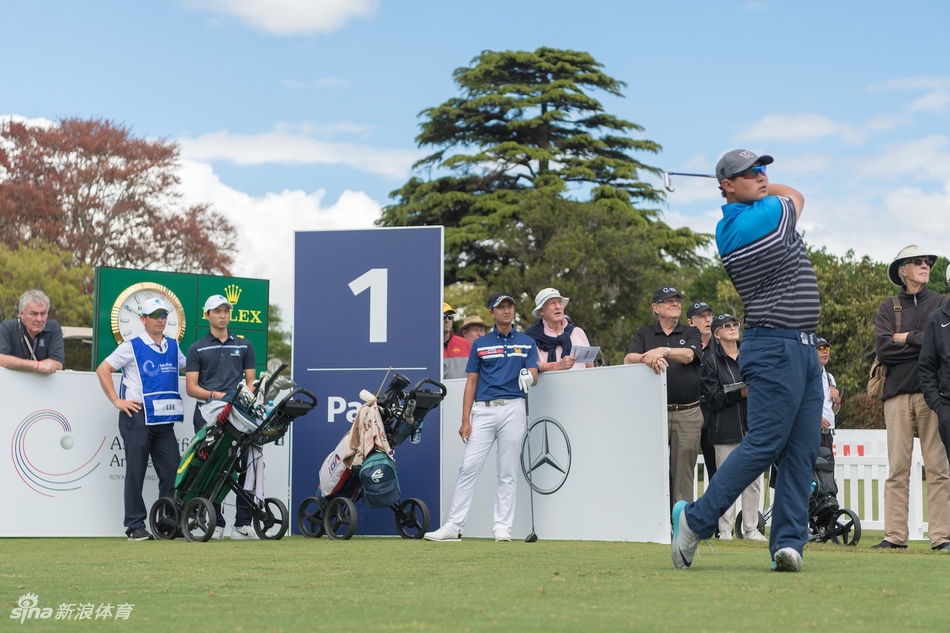 中国选手张华创在沙坑中救球，动作标准，沙粒飞扬。