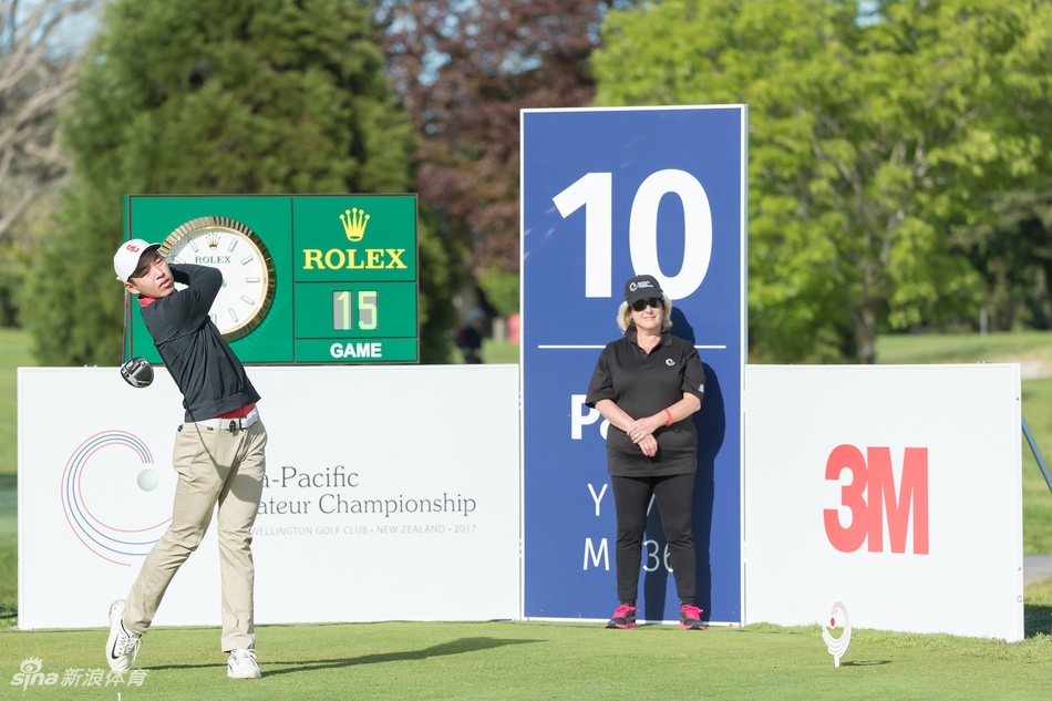 林钰鑫在比赛中大力开球，身体力量与挥杆技巧完美结合