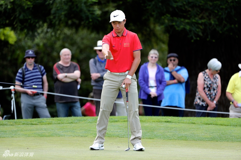 夺冠后林钰鑫激动地高举奖杯，身后是共同庆祝的赛事官员