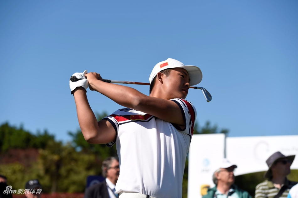 林钰鑫在第十八洞果岭边露出自信笑容，胜利在望