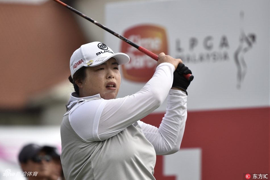 吉隆坡高尔夫乡村俱乐部景色，绿茵与蓝天白云相映成趣