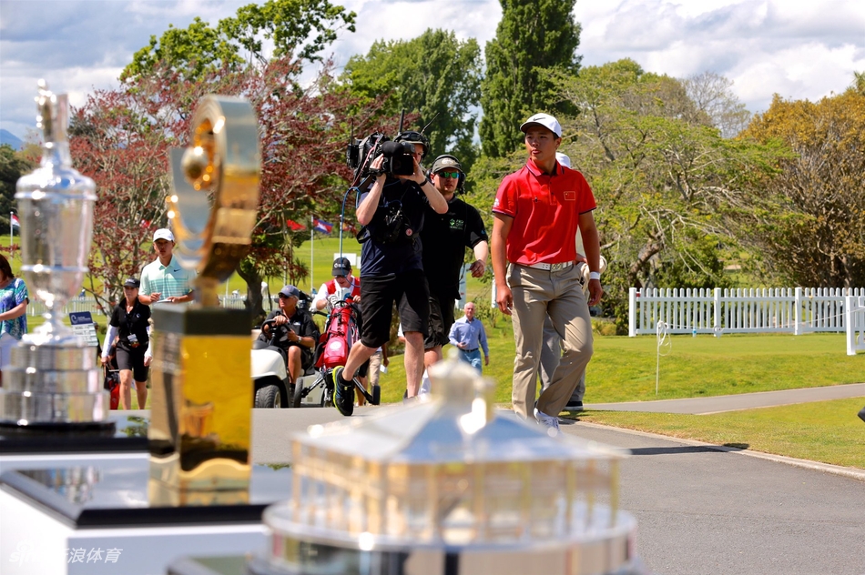 张华创在比赛中沉着推杆，展现出与年龄不符的老练与稳重