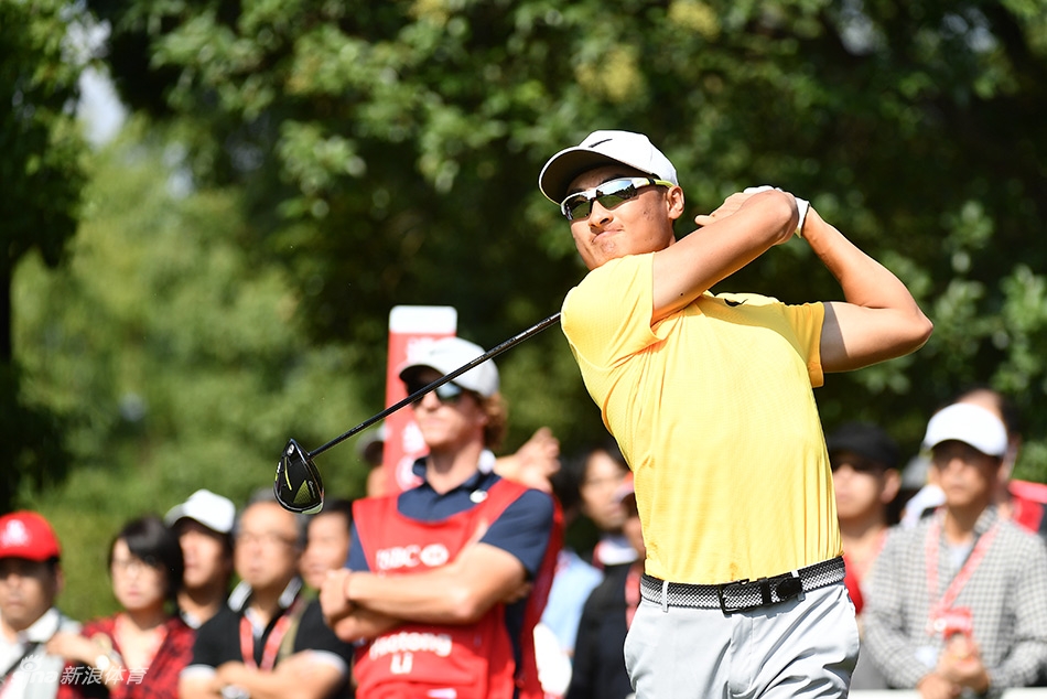 梁文冲在球道上冷静观察，为下一杆进攻果岭做出周密计算