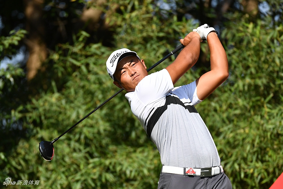 张新军在树林中成功救球后走向果岭，背影透露出专注与决心