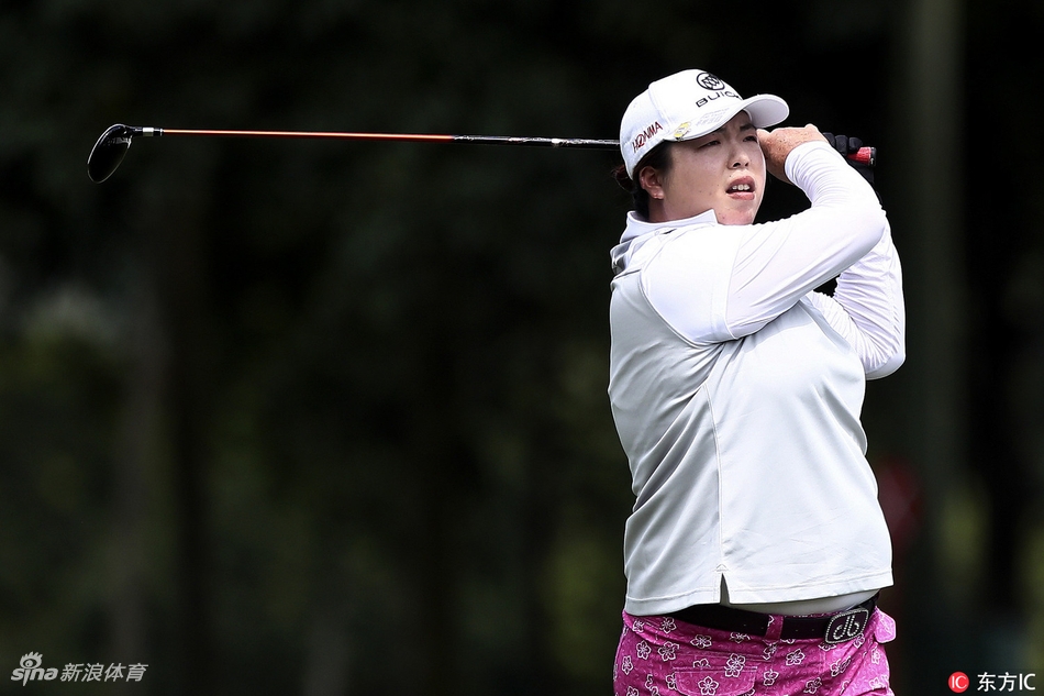 科尔推出致胜一杆后激动庆祝，与球童紧紧相拥