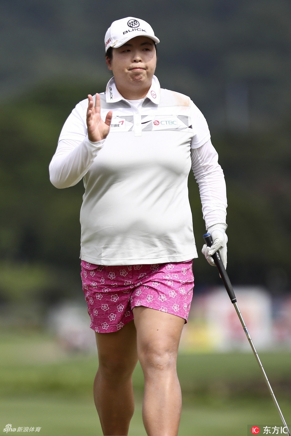 克里斯蒂科尔在果岭上观察线路，神情冷静坚定