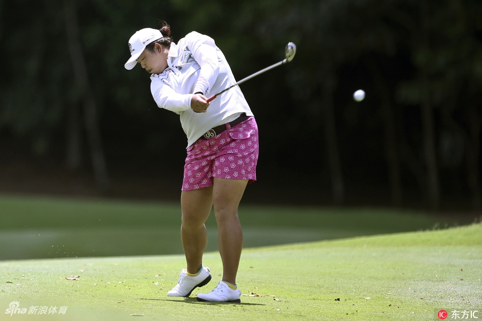 比赛结束后冯珊珊向观众致意，脸上带着坚毅与从容的微笑