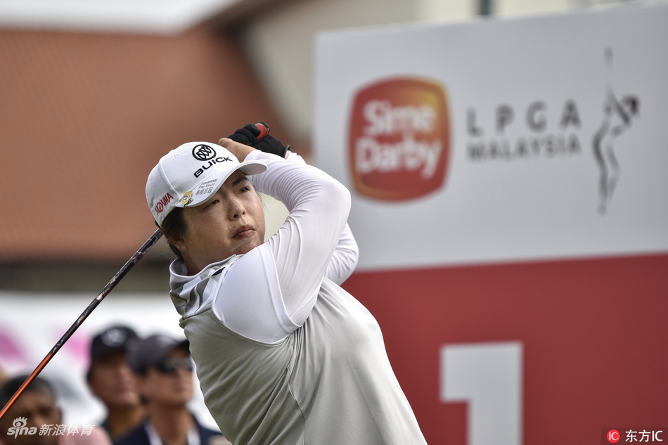 冯珊珊在沙坑中救球，展现出精湛的短杆技术