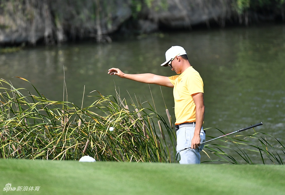 吴阿顺以流畅的挥杆动作将球攻向果岭，展现领军人物的稳定风范