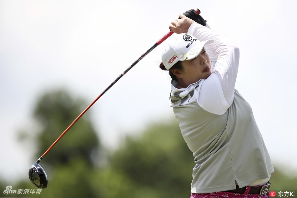 冯珊珊在吉隆坡球场凝神准备开球，姿态沉稳专注