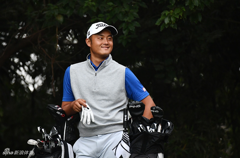 窦泽成在完美击球后,面带笑容眺望着小球飞行的轨迹,充满希望与自信