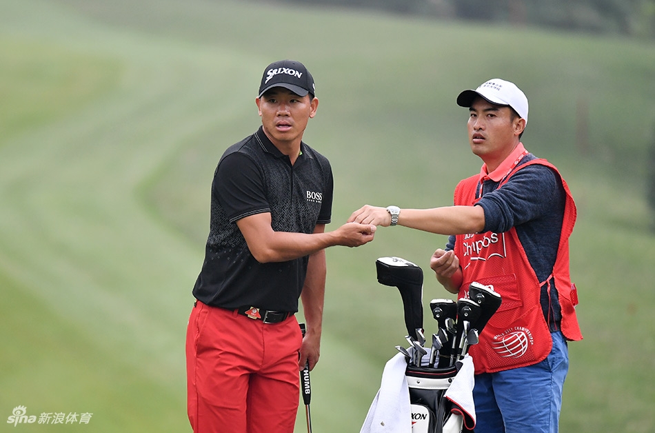 曹一在果岭上自信推杆,表情坚定,小球应声入洞的瞬间引来观众席一片欢呼