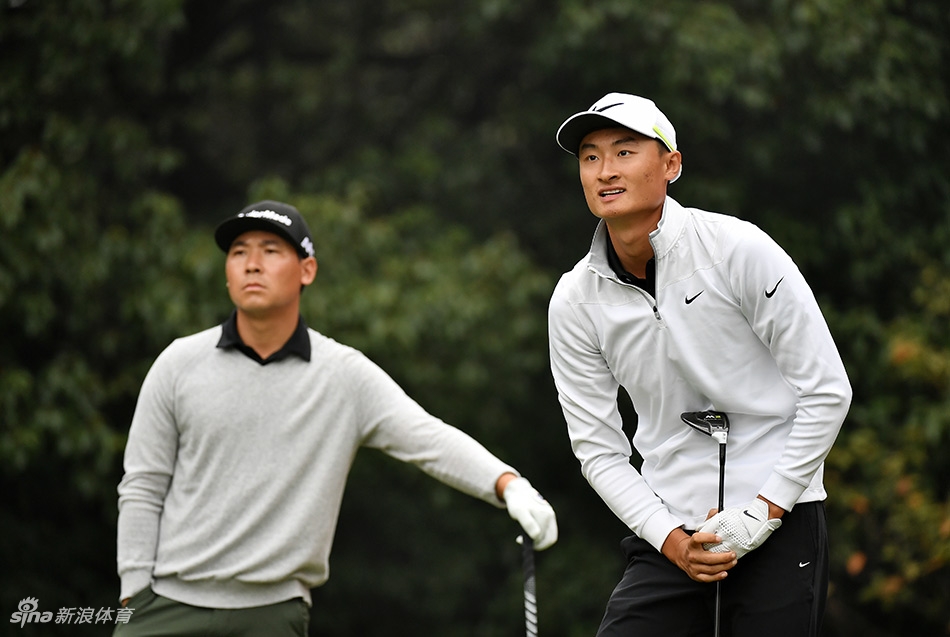 中国高尔夫军团部分成员在赛场边的合影,阳光洒在他们身上,洋溢着团结奋进的团队精神