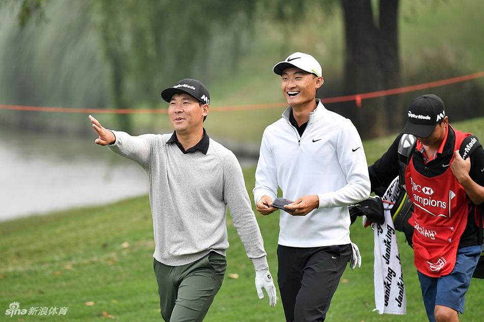 张新军屏息凝神,在开球台上稳健挥杆,白色小球划破长空飞向球道中央