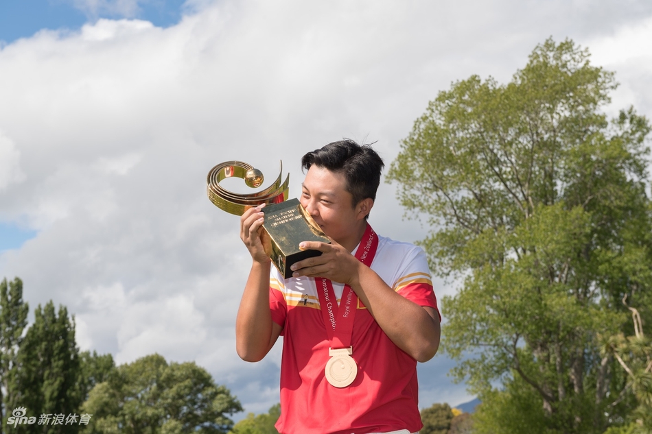 获胜后，林钰鑫的队友们兴奋地围拢过来，开启香槟向他喷洒庆祝，瞬间金色酒液与少年们畅快的笑容交织，充满胜利的激情。