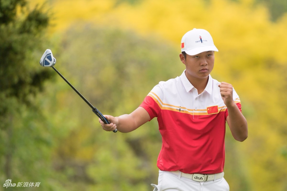 赛场边，林钰鑫正在接受媒体采访，他神情专注地分享比赛心得，展现了中国新一代运动员沉稳自信的媒体形象。