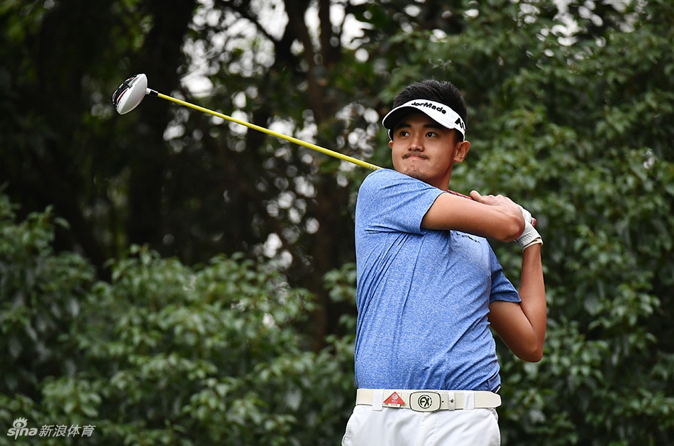 梁文冲在长草中冷静观察球位,准备打出精准一击,其沉稳的大将风范显露无遗