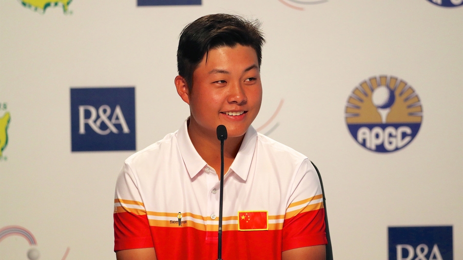 颁奖典礼上，林钰鑫从赛事官员手中郑重接过冠军奖杯，他微微低头，专注地看着这份至高荣誉，脸上洋溢着青春的喜悦。