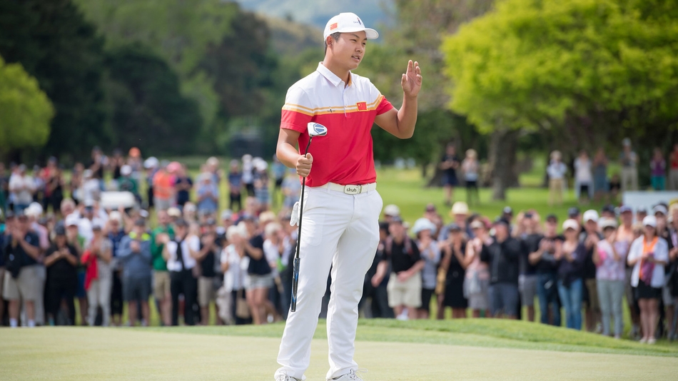 林钰鑫深情亲吻金色的冠军奖杯，闭目享受这梦想成真的时刻，奖杯上镌刻的荣誉与他青春的侧影相得益彰。