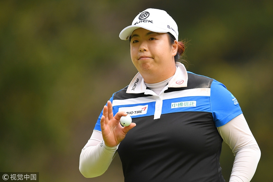 冯珊珊在果岭边自信推杆，小球应声入洞的瞬间，她展现出标志性的沉着微笑