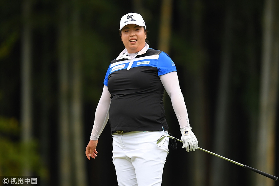 冯珊珊在果岭环处仔细观察线路，准备完成一次至关重要的切杆，神情冷静如狙击手