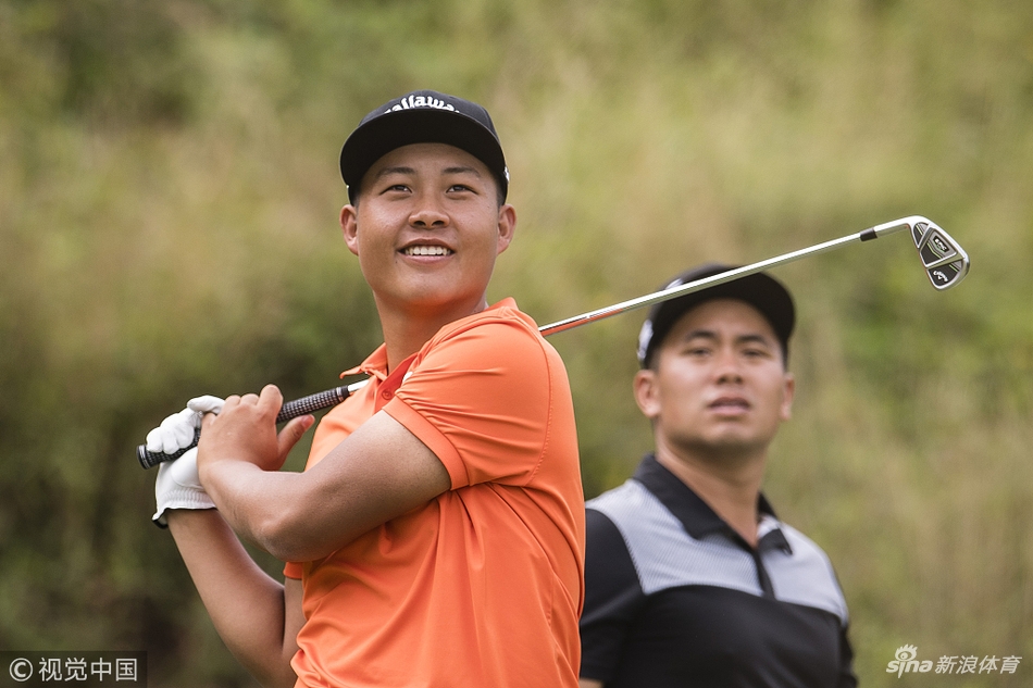 中国新星林钰鑫在亚太业余锦标赛上神情专注，摆出标准推杆姿势，目光如炬锁定前方球洞