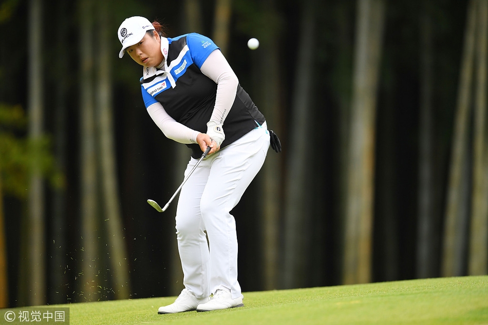 冯珊珊全力挥杆，木杆开球瞬间动作完整而舒展，目光坚定地望向小球飞出的方向