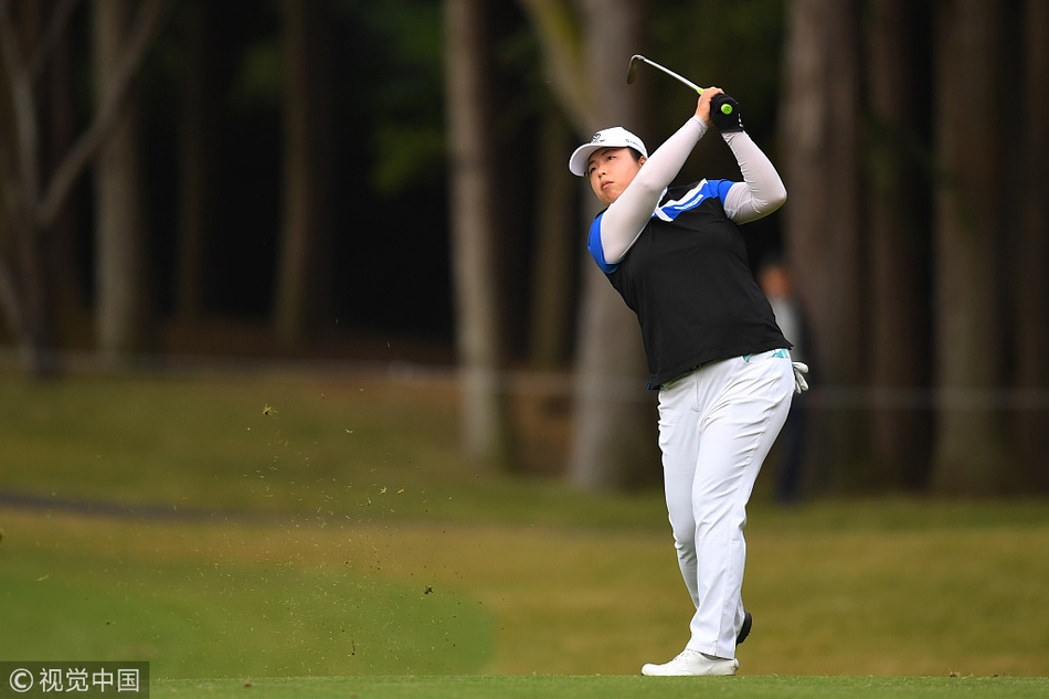 冯珊珊向支持她的观众挥手致意，脸上洋溢着亲切的笑容，与赛场上专注的神情判若两人