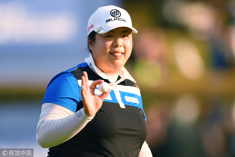 冯珊珊决赛轮中凝神准备推击，全场寂静，唯有冠军的意志在凝聚