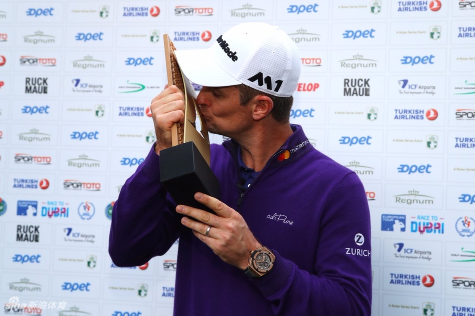 一架飞行器悬停在空中，正将闪闪发光的冠军奖杯缓缓运送到第十八洞果岭，仪式感十足。