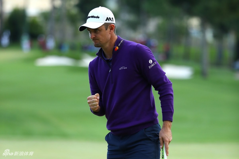 夕阳余晖下，贾斯汀·罗斯独自凝望着手中的冠军奖杯，仿佛在思考这段连冠征程的意义与下一个目标。