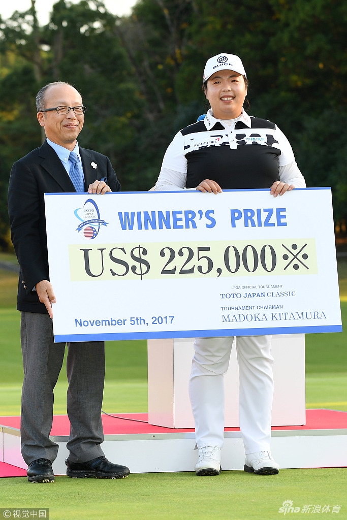 冯珊珊手持冠军奖杯向观众致意，脸上洋溢着自信而灿烂的笑容