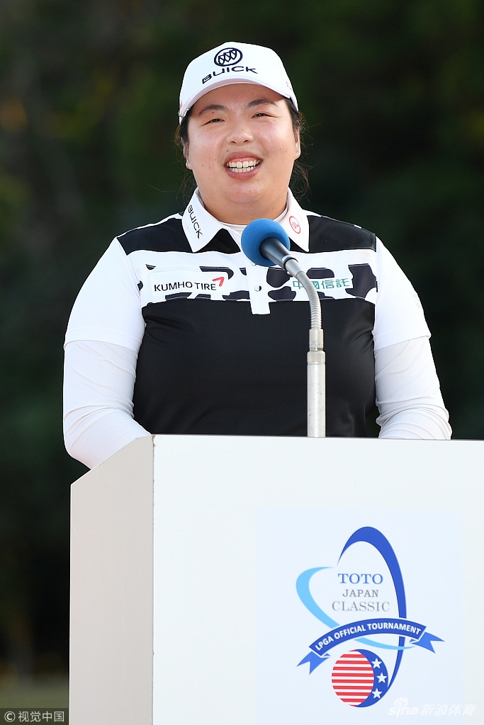 冯珊珊在全场注视下果断推出致胜一球，目光如炬，彰显冠军气度