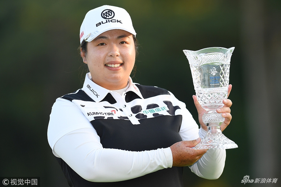 冯珊珊与同组球员铃木爱在赛后亲切交流，展现竞技体育的友谊与风度