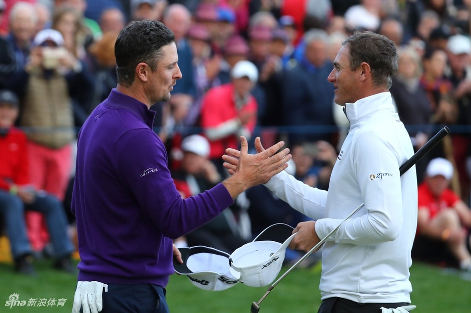 罗斯手捧冠军奖杯，面带王者般的微笑向全场致意，背景中是土耳其独特的赛场风光与祝贺的人群。