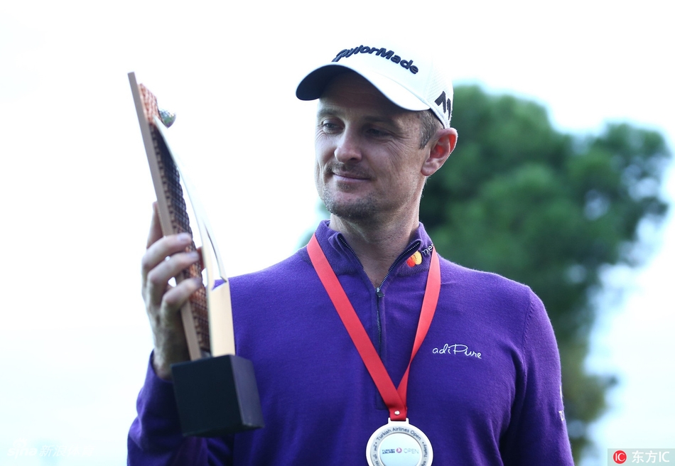 夺冠后，贾斯汀·罗斯与赛事志愿者在果岭旁亲切合影，脸上洋溢着真挚而温暖的笑容。