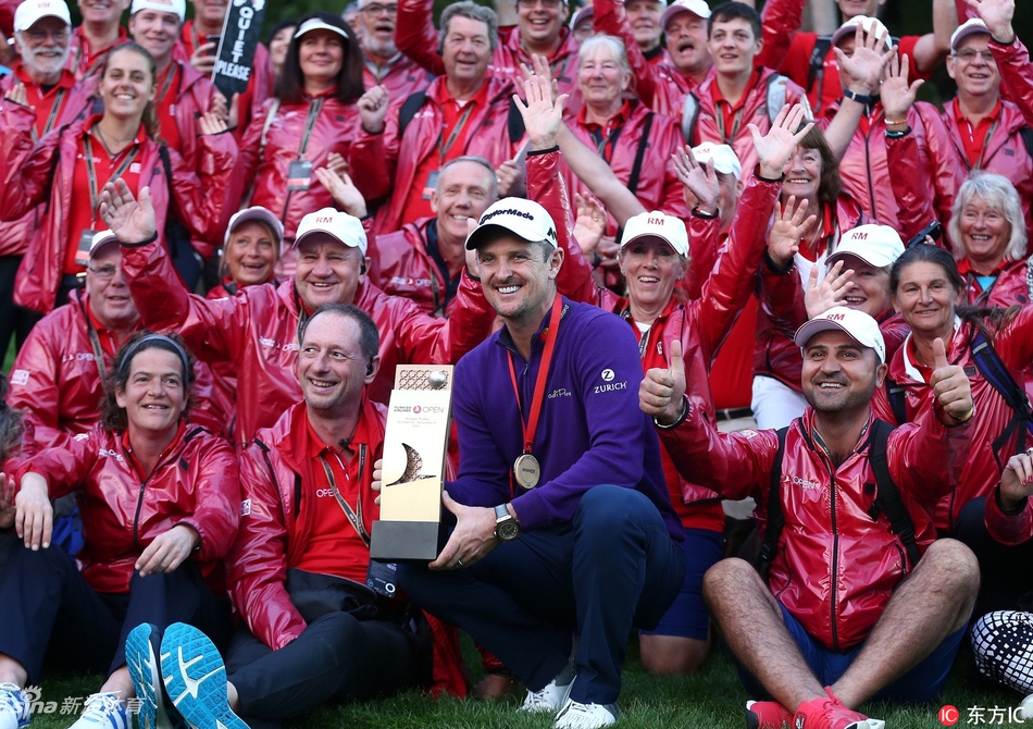 贾斯汀·罗斯深情亲吻土耳其公开赛冠军奖杯，仿佛在品味连冠征程中的每一份艰辛与甜蜜。