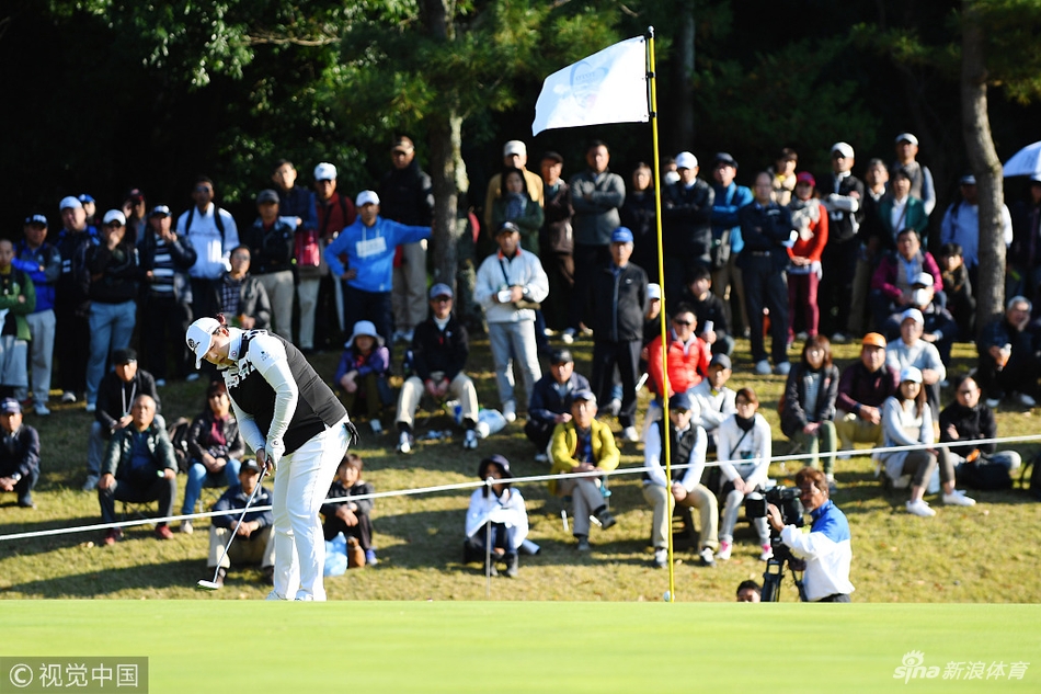 冯珊珊举起手机与奖杯玩起自拍，展现冠军私下可爱活泼的一面