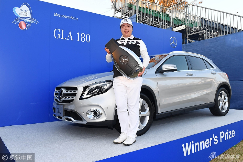 冯珊珊与冠军奖杯在闪光灯下亲密合影，记录下这无比荣耀的瞬间