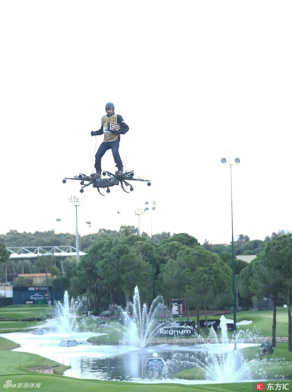 贾斯汀·罗斯与自己的球童紧紧相拥庆祝，两人多年的默契与信任在此刻化为最激动的欢呼。