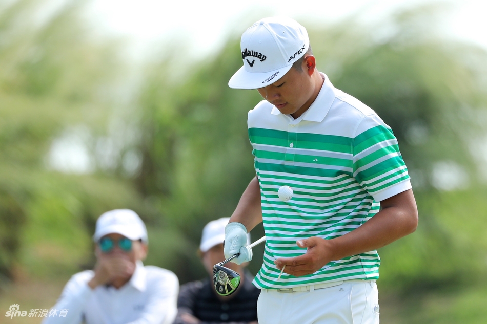 卡勒姆·塔伦正在进行标准的上杆，杆头精准指向目标线，整个身体姿态稳定如钟，诠释着职业球员的规范性。