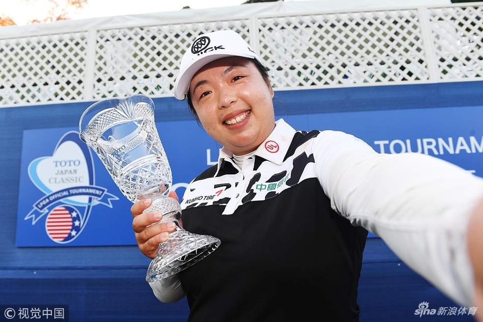 冯珊珊在果岭上潇洒挥杆，身姿优雅而充满力量，尽显顶级运动员风范