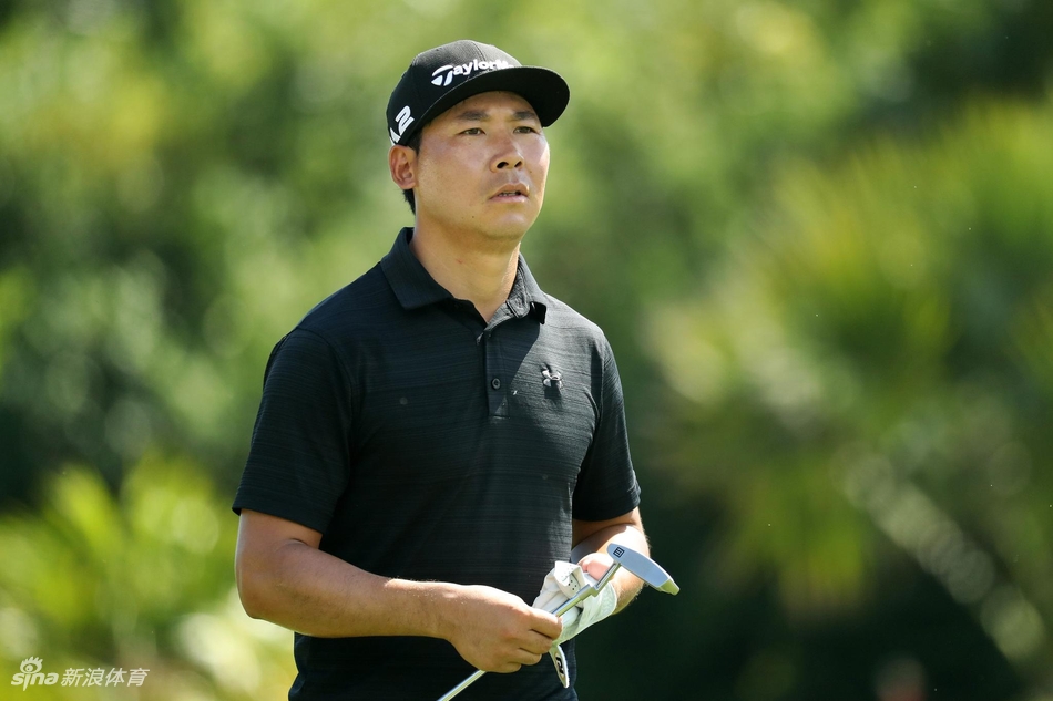 里奇·福勒在果岭边优雅切杆，球划过一道精准的弧线，直奔洞杯而去。