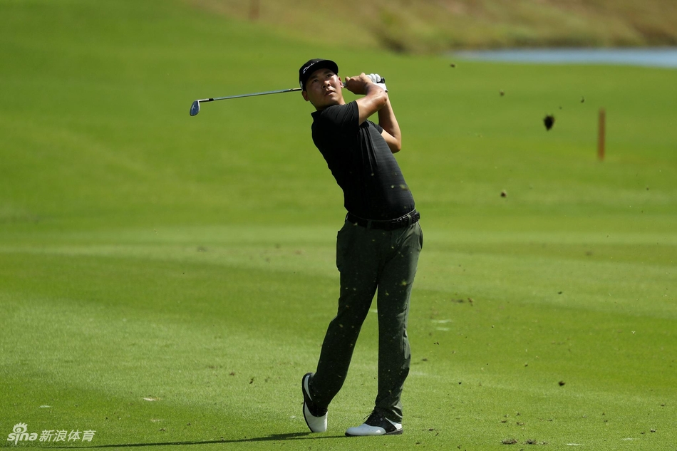 科普卡与球迷亲切互动，微笑着为等候的观众签名，场面温馨融洽。