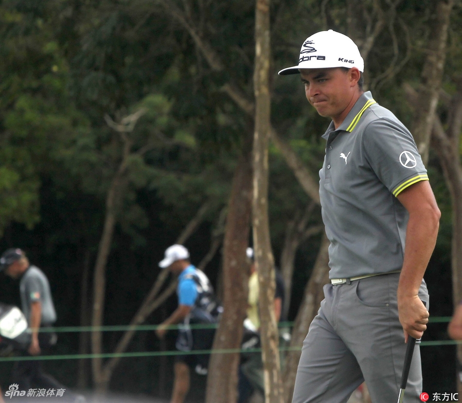 比赛现场人山人海，球迷聚集在第16洞的巨型看台上，营造出高尔夫世界最热烈的赛场氛围。