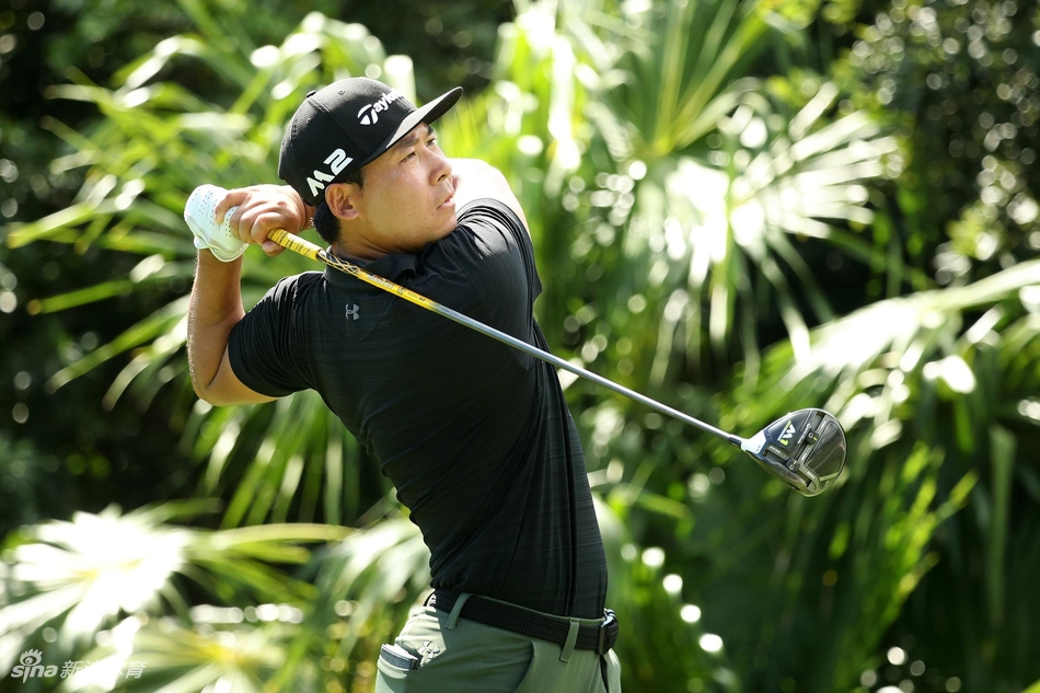 布鲁克斯·科普卡在练习场专注挥杆，神情坚毅，为重返美巡赛舞台做最后准备。