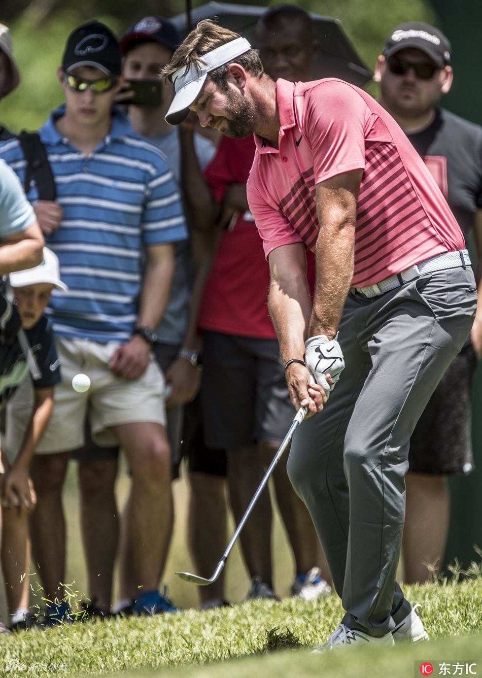 斯科特·杰米森在练习果岭上进行推杆练习，神情专注，为接下来的比赛做最后准备