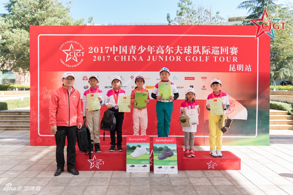 刘宇婕在开球区架好球Tee，摆出标准而流畅的起手式，蓄势待发。